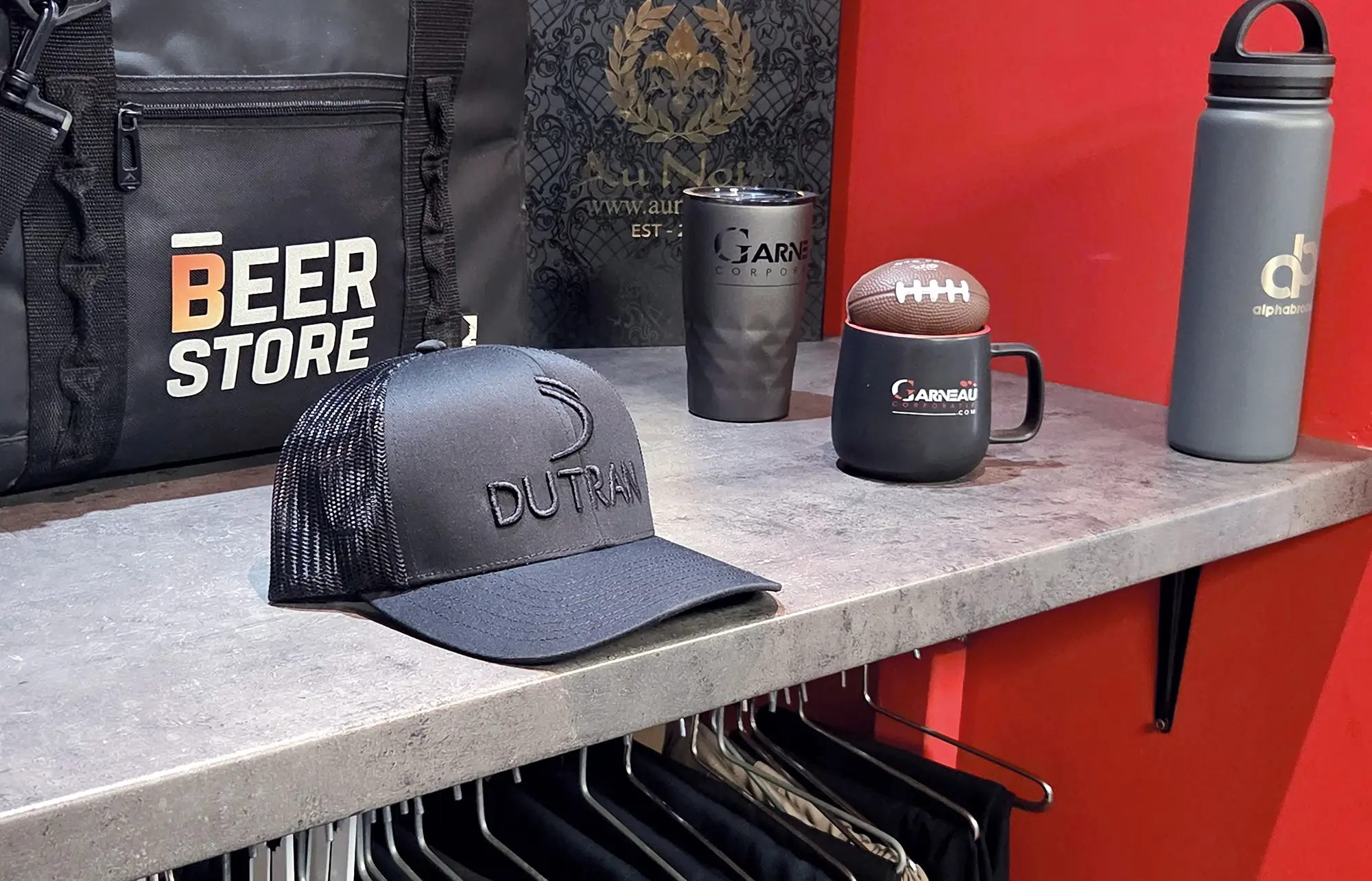 Équipe en vêtements corporatifs brodés